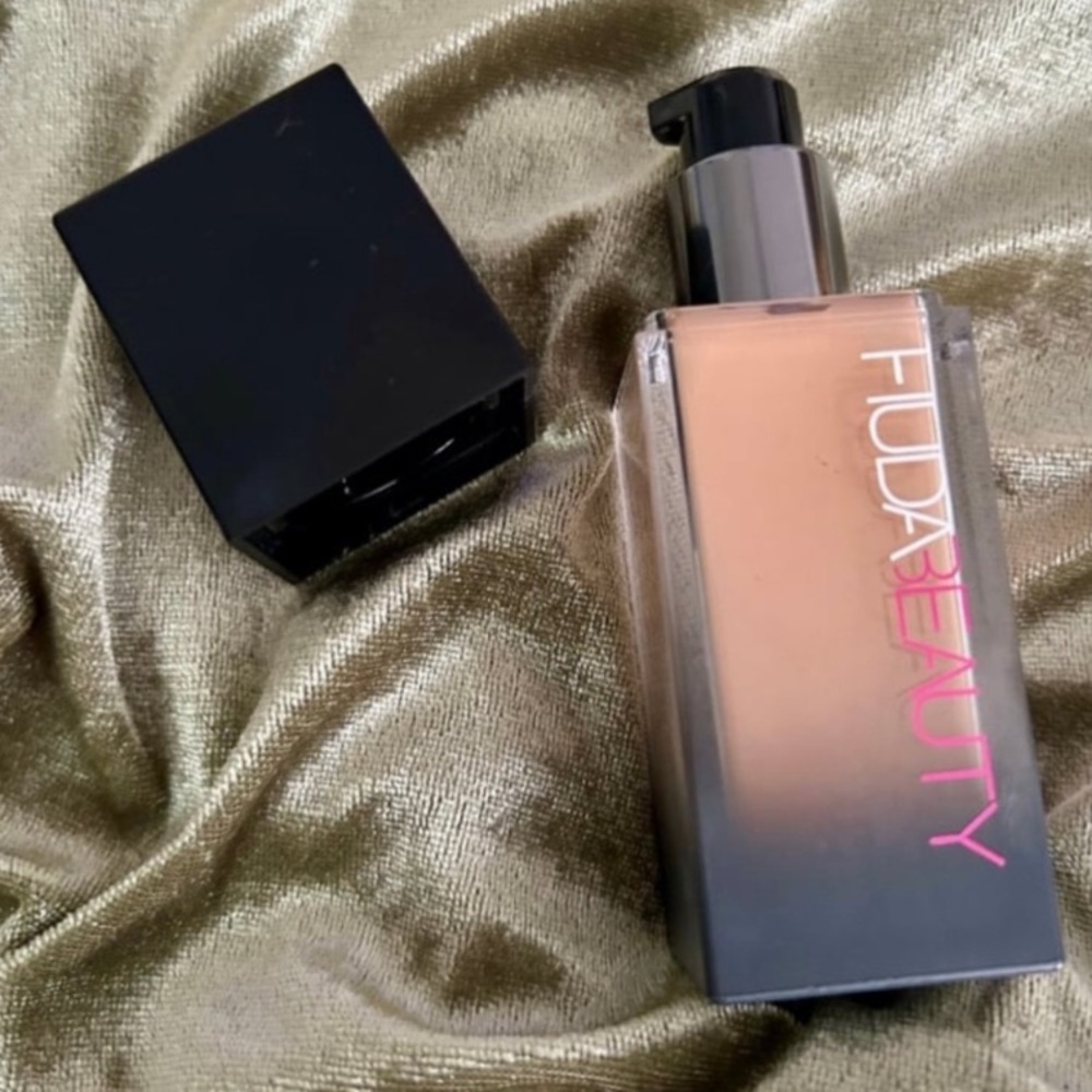 Huda Beauty Liquid Foundation -
